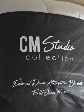 M.STUDIO Embossed Blanket in White and Black Trim(location B2)